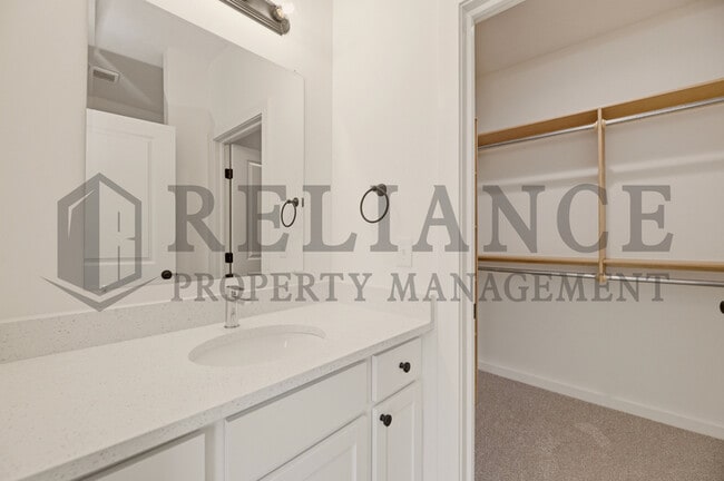 Building Photo - 5247 N Pinecrest Ct