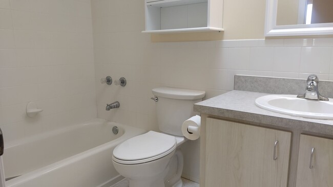 Building Photo - 1 bedroom, 1 bathroom end unit condo beach...