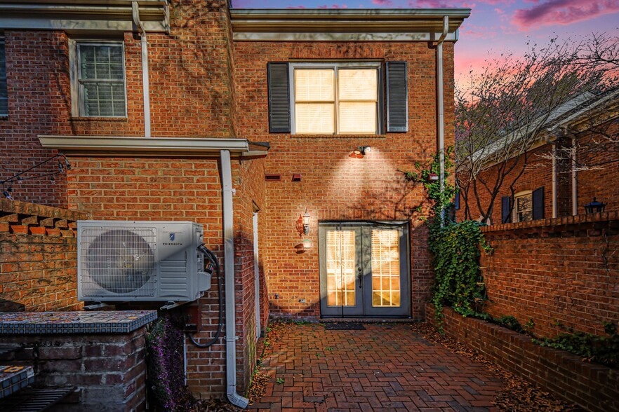 Building Photo - 520 N Poplar St