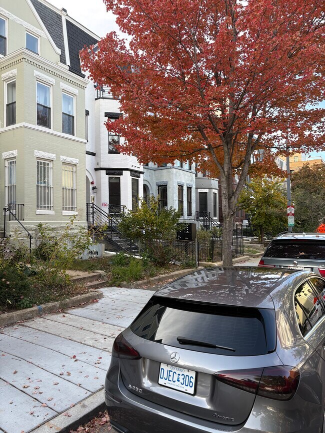 Building Photo - 2556 University Pl NW