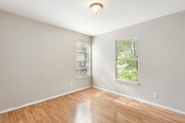 Building Photo - 407 Cicero Ave