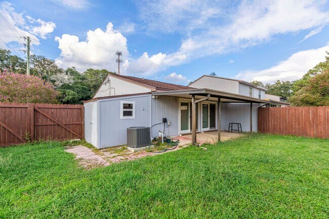 Building Photo - 2BD / 2BA Home Near Eglin AFB and Downtown...