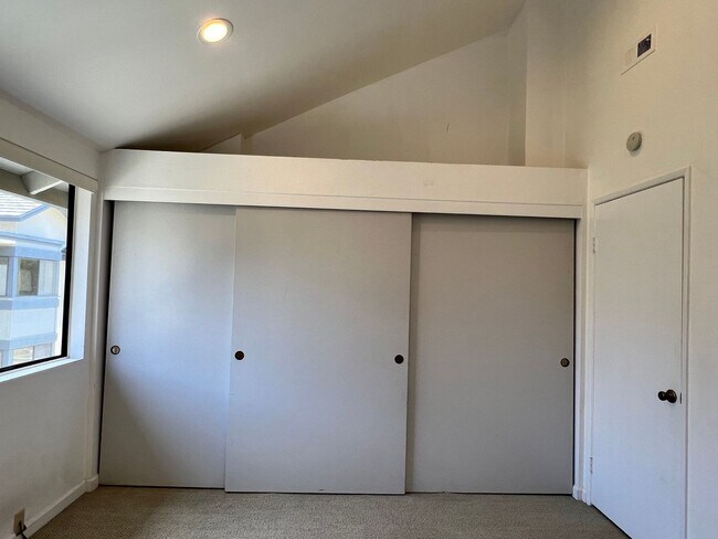 Building Photo - Spacious 2 Bedroom 2-1/2 Bathroom Townhome with 2-car garage in La Jolla near UCSD