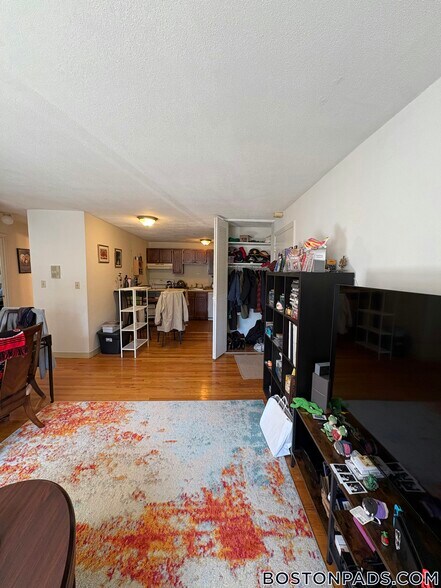 Building Photo - 245 Kelton St