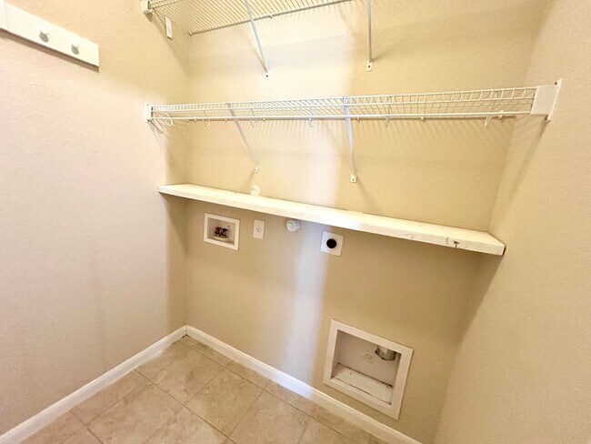 Building Photo - Modern Home with Fenced Backyard, Community Pool & Playground!