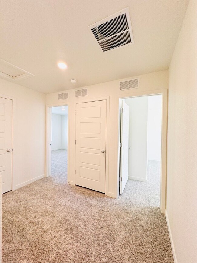 Building Photo - Gorgeous 2024 Townhouse 2 bed/ 2.5 bath  Near Johnstown YMCA