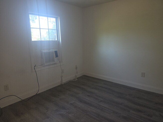 Building Photo - 1 Bedroom Available now!