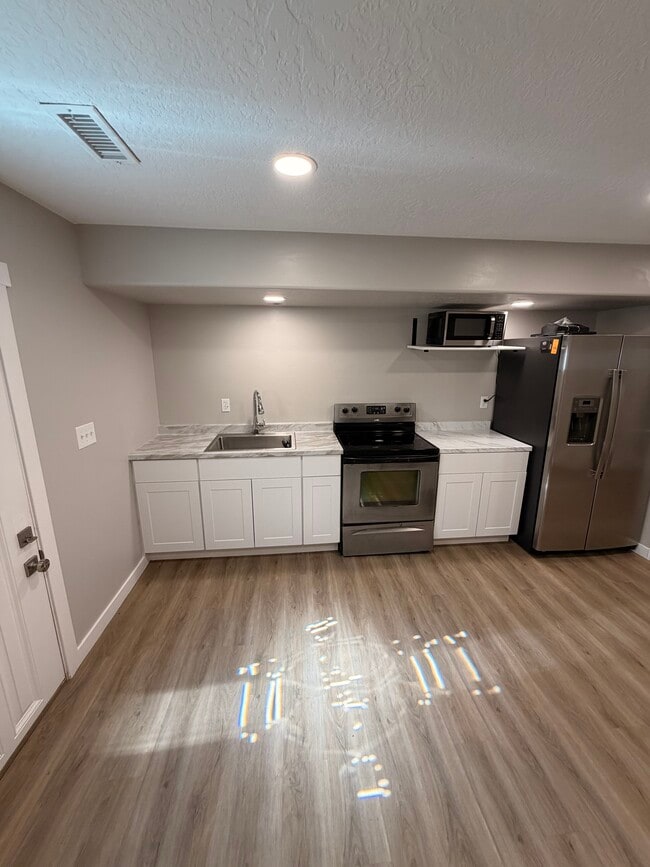 Building Photo - 4459 Pine Hollow Dr