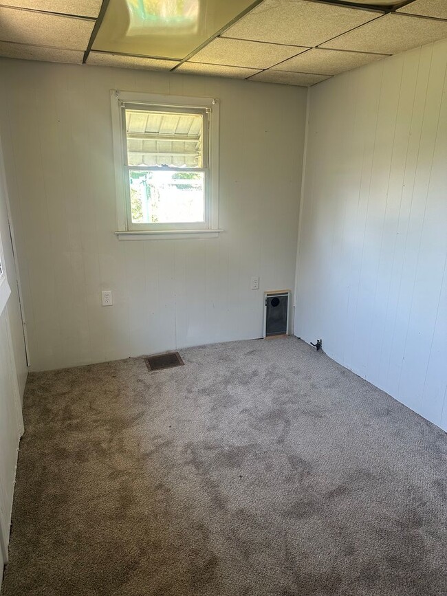 Building Photo - 3bd 1 bath with fenced in yard!