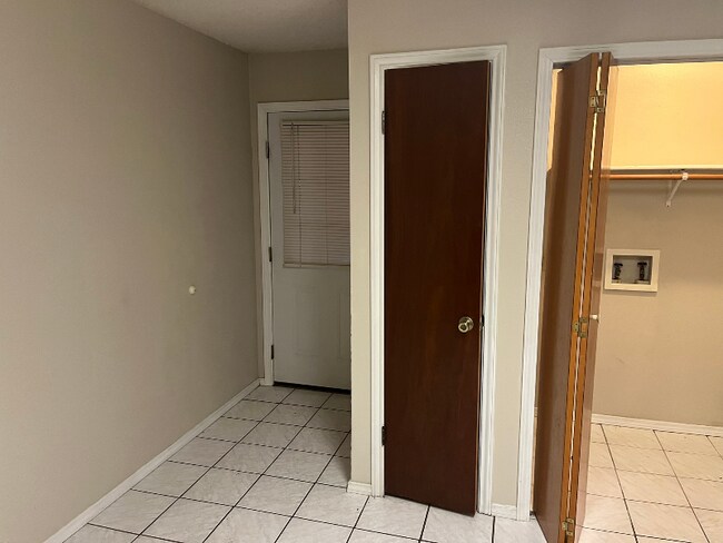 Building Photo - 821 Nancy Ln