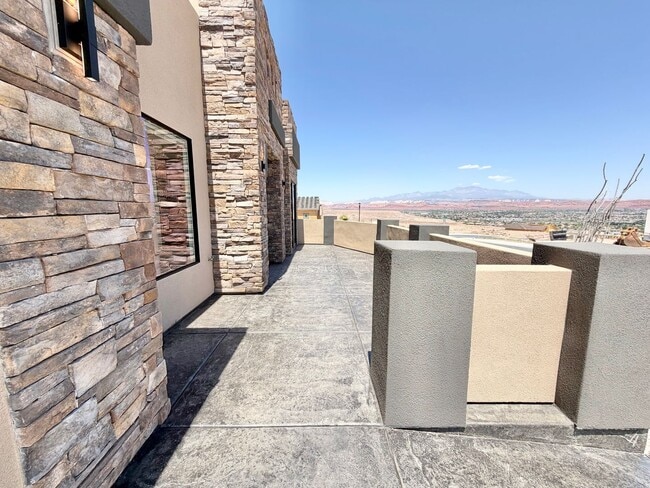Building Photo - Beautiful Single-Level Home with Trail Access & Stunning Views!!! Pet Friendly!