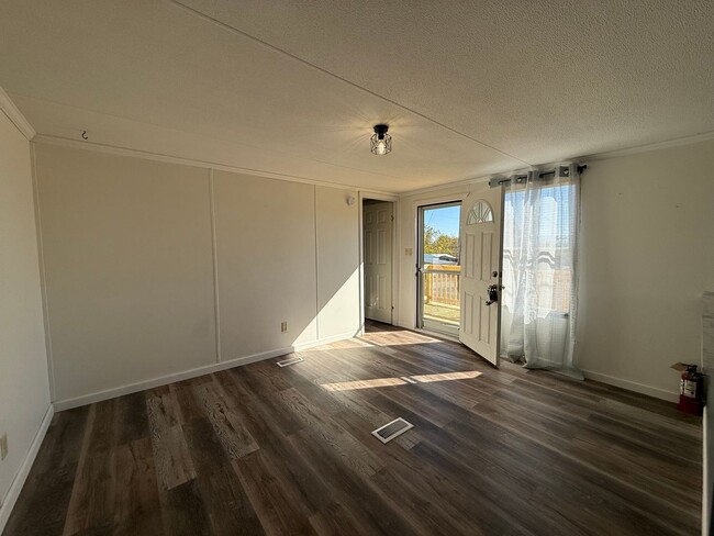 Building Photo - Newly remodeled 2 bedroom 1 bathroom mobil...