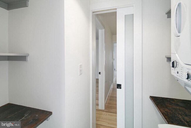 Building Photo - 320 Iona Ave