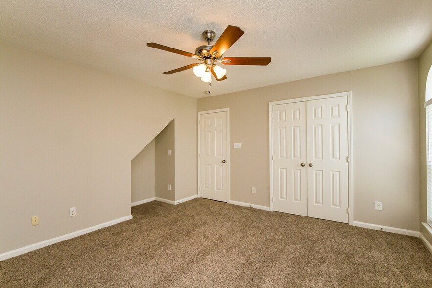 Building Photo - 10115 Northwoods Forest Dr
