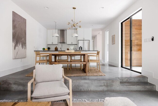 Building Photo - 1811 Justin Ln