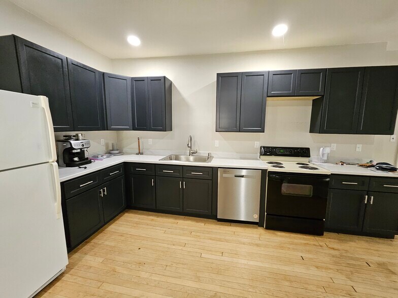 Building Photo - 2204 E Locust St