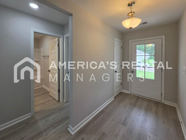 Building Photo - Modern Living in Brookwood Station!
