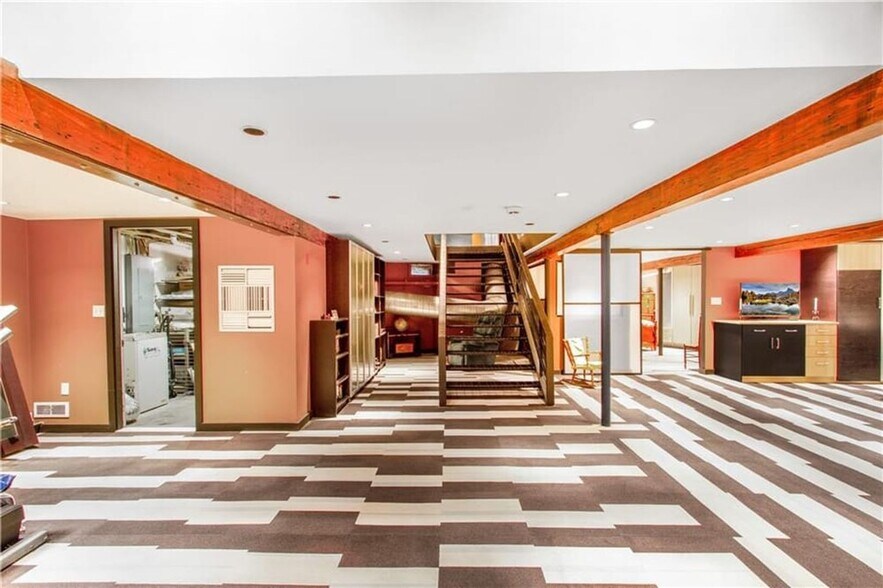 Building Photo - 847 Weeden St