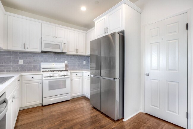 Building Photo - Fallbrook Two Weeks FREE Beautiful Horse Creek Ridge Spacious 3 Bed / 2.5 Bath Home with Solar