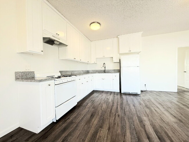 Building Photo - 2926 1/2 Dalton Ave