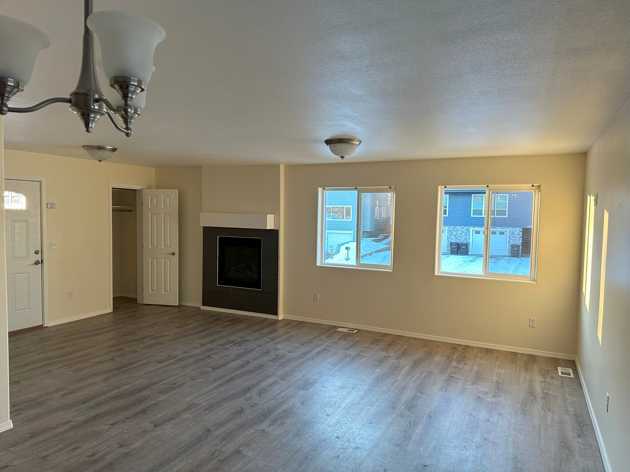 Sitting Living - 3725 Randolph St