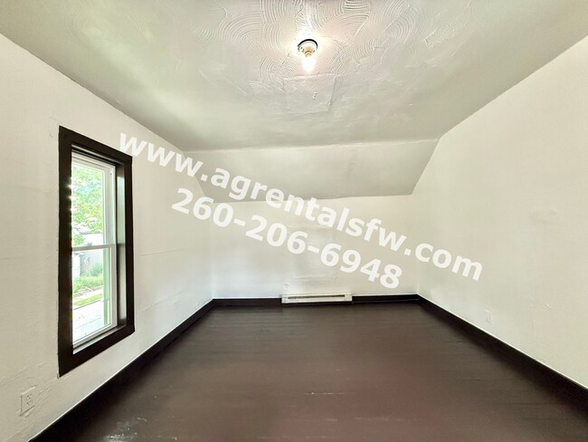 Building Photo - 3 Bedroom House - $300 Off First Months Rent