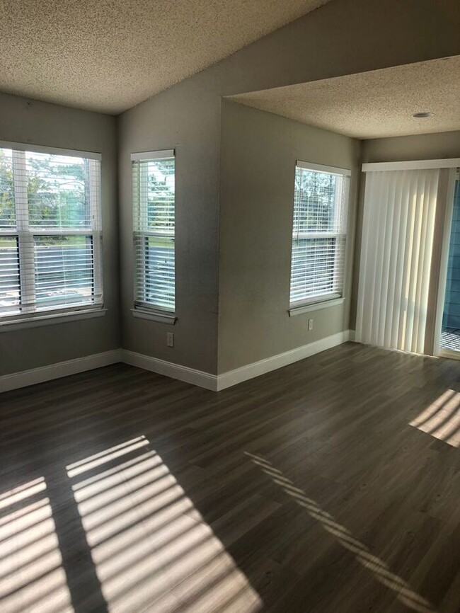 Building Photo - Fabulous remodeled 2 Bed/2 Bath Condo!! Av...