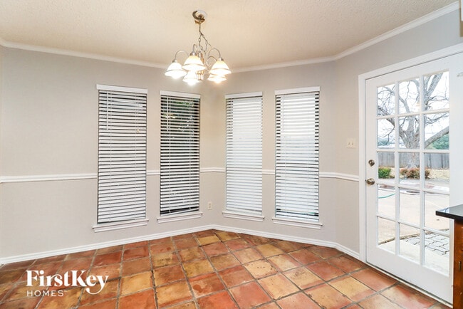 Building Photo - 2102 Greenbriar Ct