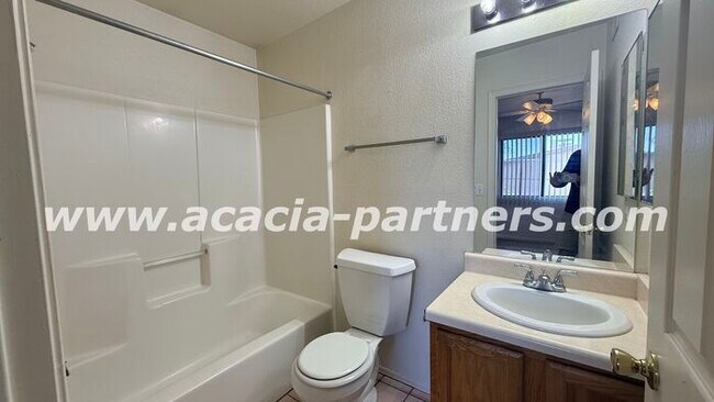 Building Photo - Gated 2 bed 2.5 bath
