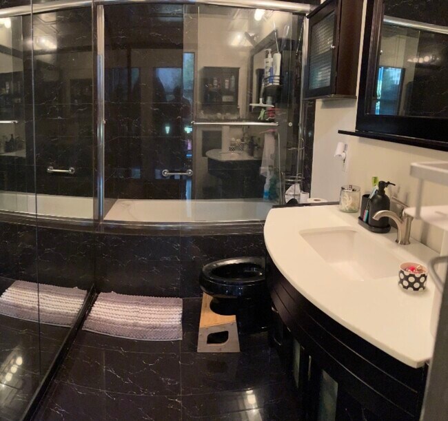 Building Photo - 108 W 2nd St