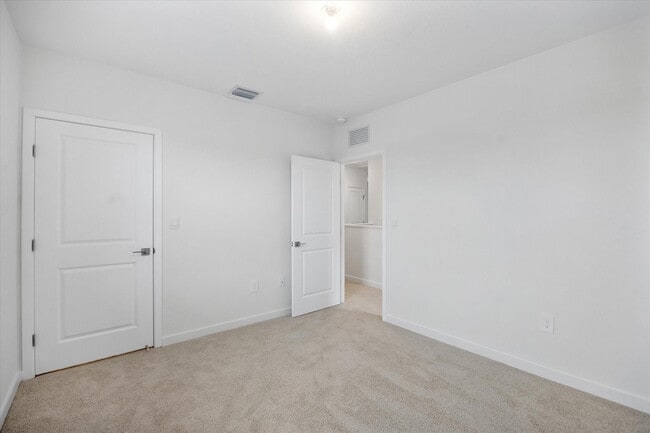 Building Photo - 713 SE 15th Ave