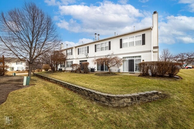 Building Photo - GORGEOUS 2 BEDROOM TOWNHOME LOCATED IN LINDENHURST AVAILABLE JUNE 14!