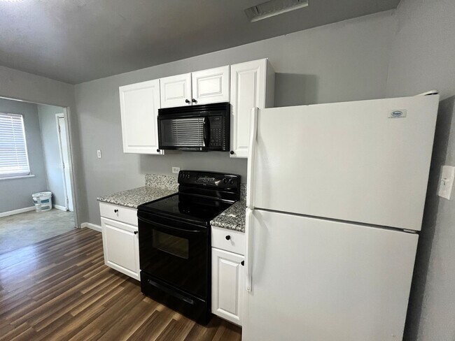 Building Photo - Stylish 2-Bedroom Home with Modern Upgrades!