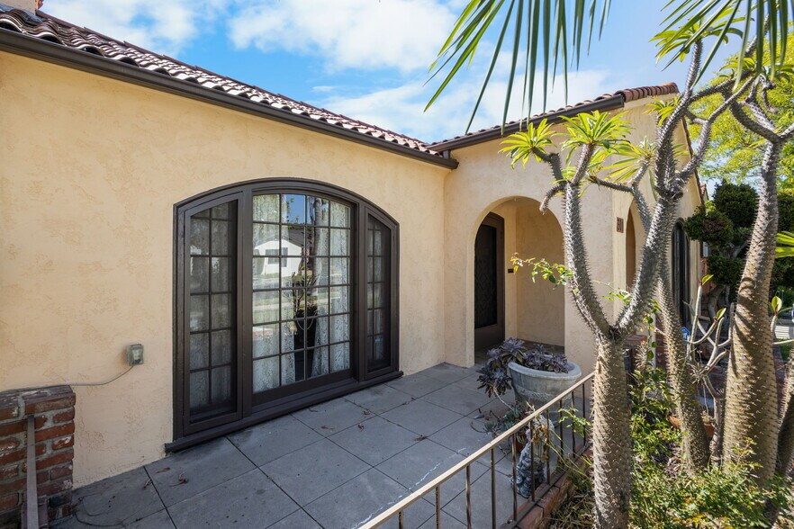 Building Photo - 301 N Janss St