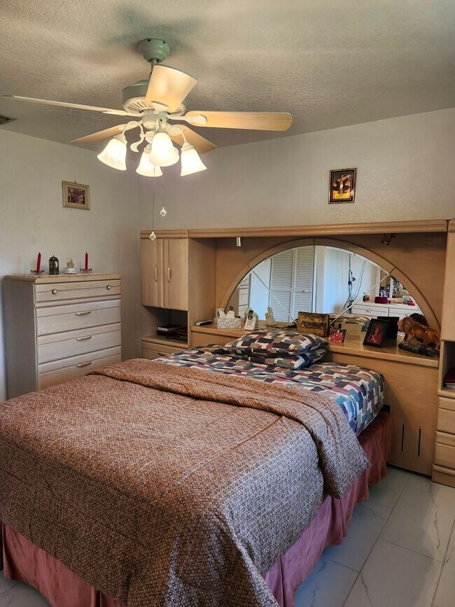 Building Photo - VERY NICE PORT CHARLOTTE HOME FOR ANNUAL RENT!