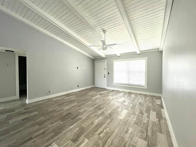 Building Photo - 2 Vía De Casas Sur