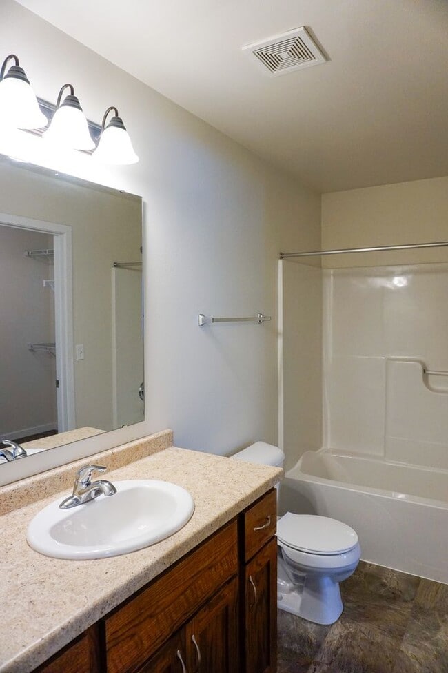 Building Photo - 3 Bed 2 Bath Twin Home