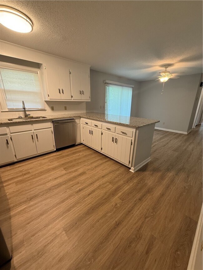 Building Photo - 112 Lynwood Dr