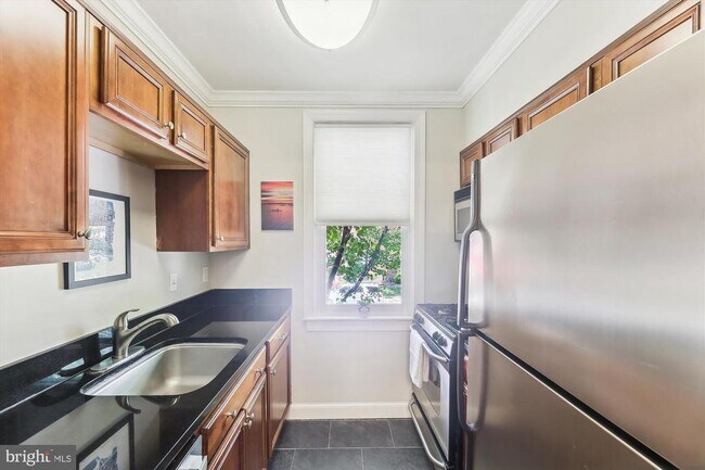 Building Photo - 906 S Washington St