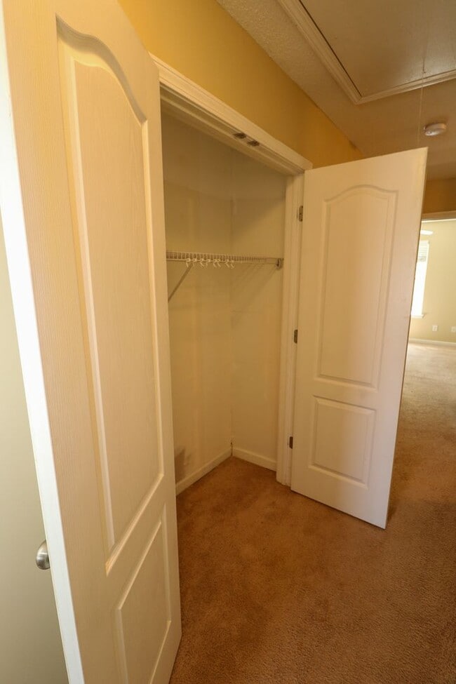 Building Photo - 2 BEDROOM, 2 1/2 BATH TRIPLEX CLOSE TO HON...