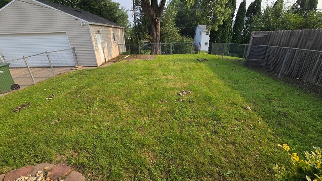 Building Photo - Spacious 3 Bedroom, 1.5 Bath Home with cen...