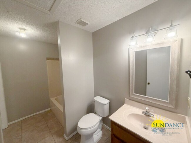 Building Photo - Freshly Painted 2 Bedroom 2 Bathroom Unit in Niceville!