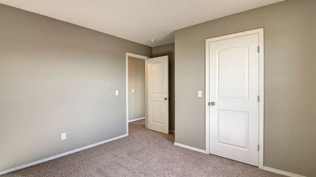 Building Photo - 3 Bedroom Rental in Republic with fenced i...