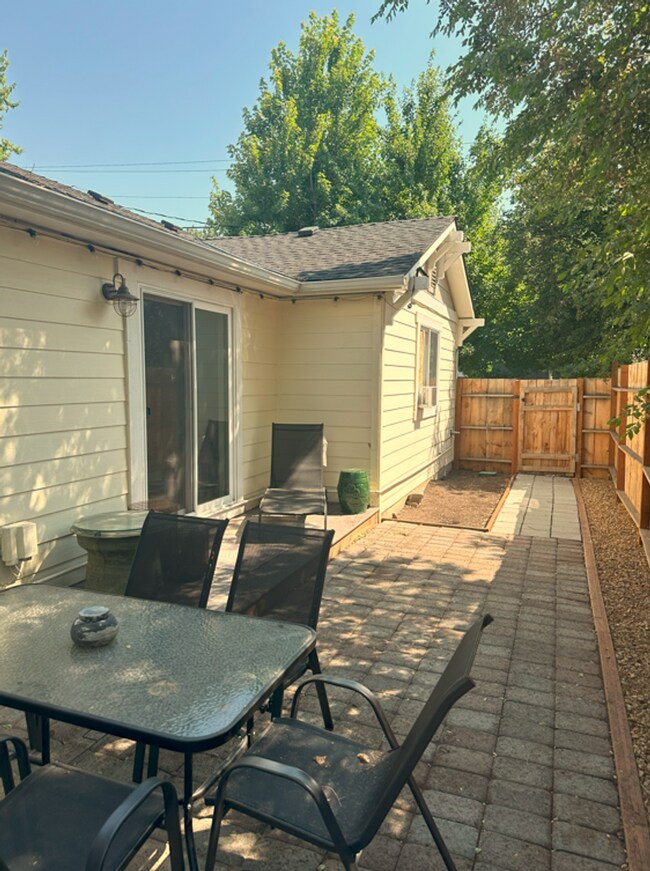 Building Photo - Beautifully Remodeled 2 Bed/1 Bath Single ...