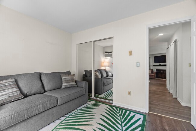 Building Photo - 8 Rose Ln