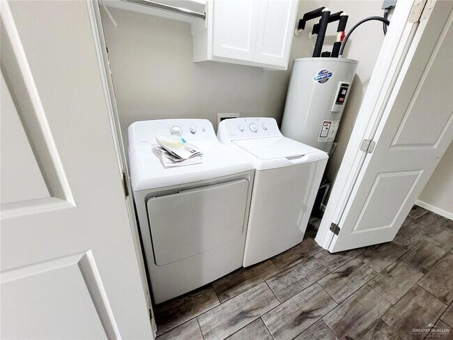 Building Photo - 7106 N 56th Ln