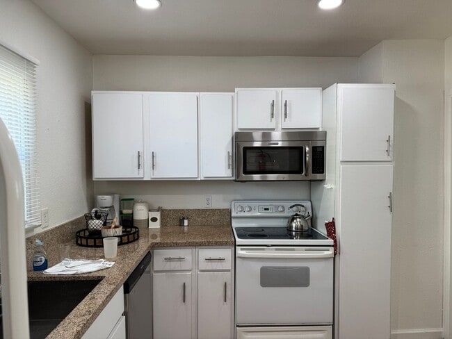 Building Photo - Downtown Sacramento 2 Bedroom, 1 Bath 850 sqft. Townhome for Lease.