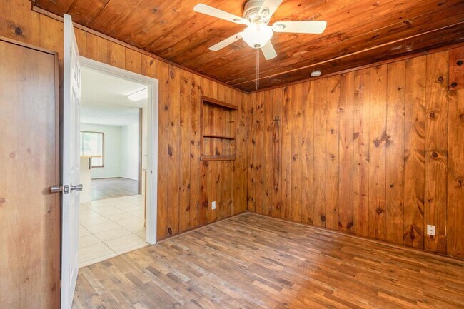 Building Photo - 2/1 plus bonus room in Holly Hill