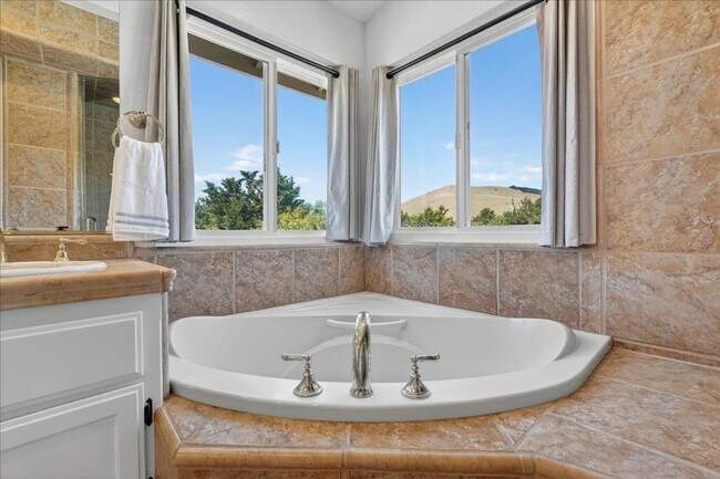 Building Photo - Toro Sunshine Expansive 4 Bed/ 3 Bath Home!
