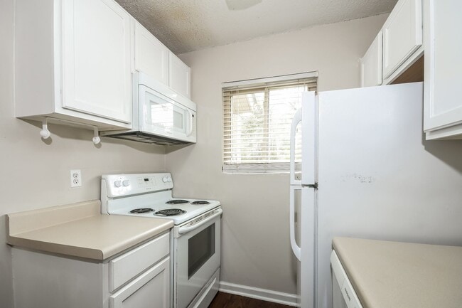 Building Photo - 2 bedroom / 1.5 bath Townhome ~ Hannahan, SC